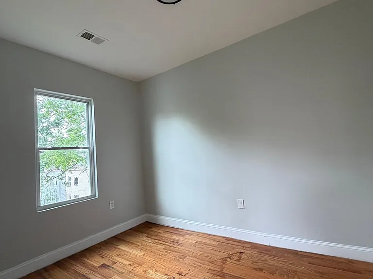 480 Avon Ave — Photo 2