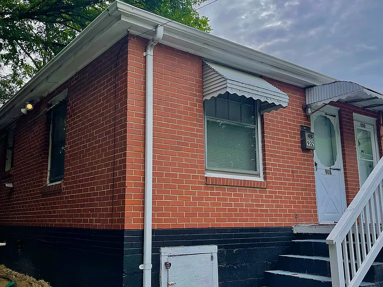 902 W Friendly Ave — Photo 1