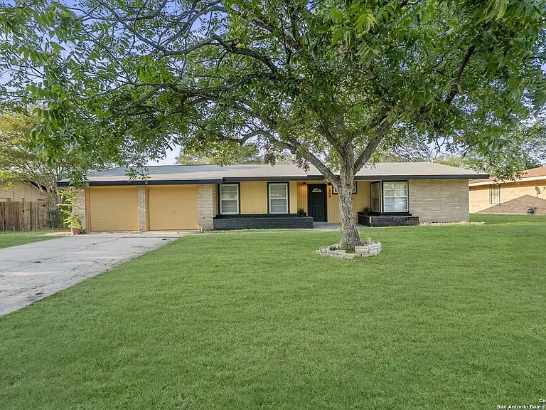 209 Windcrest Dr — Photo 1