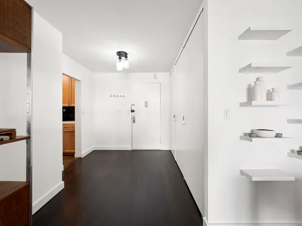 200 East 24th Street image 4 of 11