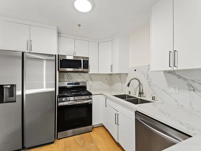 231 E Hyde Park Blvd — Photo 7