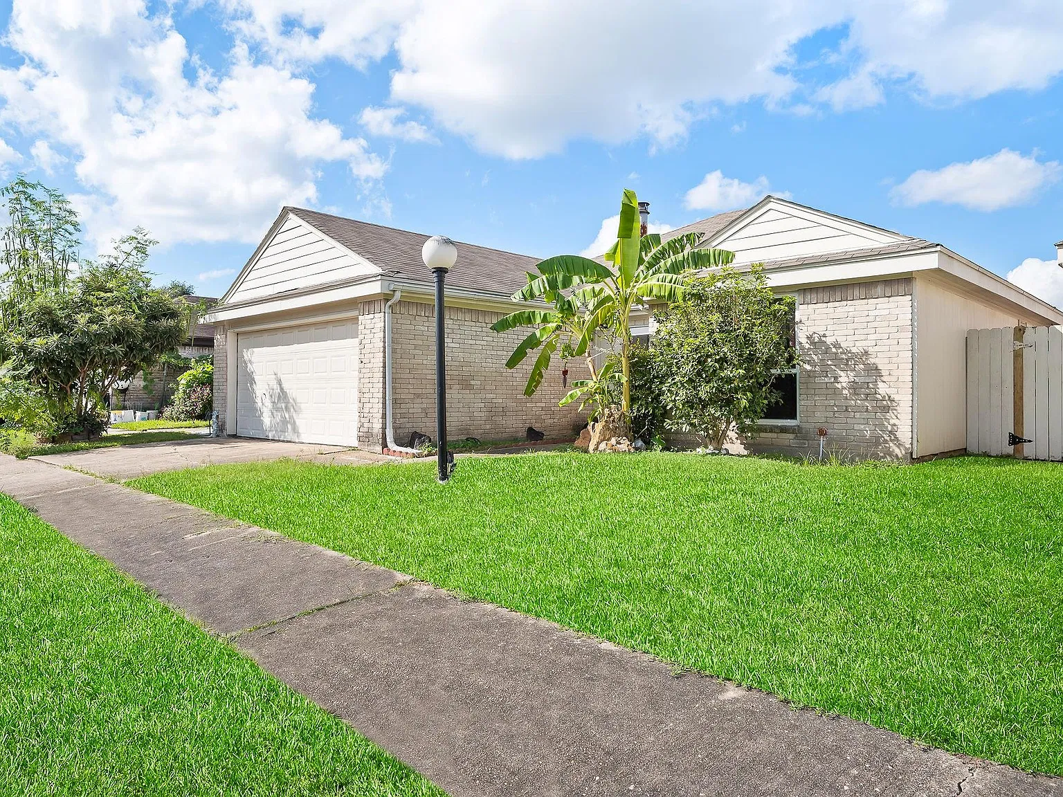 3 bed, 2.0 bath, 1760 sqft, $1,900 — Photo 2