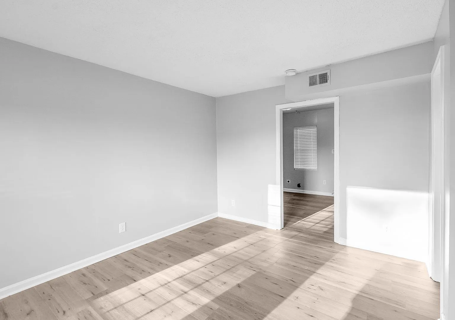 2 bedroom 1.5 bathroom townhouse — Photo 4