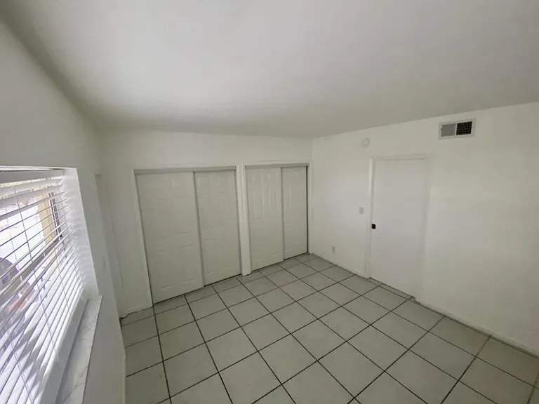 1033 NW 30th Ct #3 — Photo 5