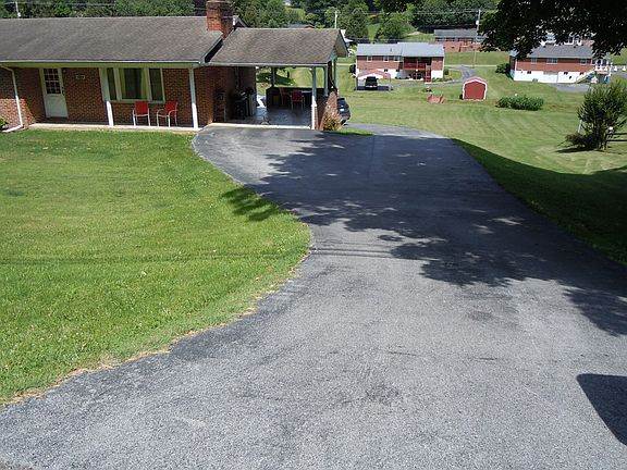4th image of 16046 Elementary Dr