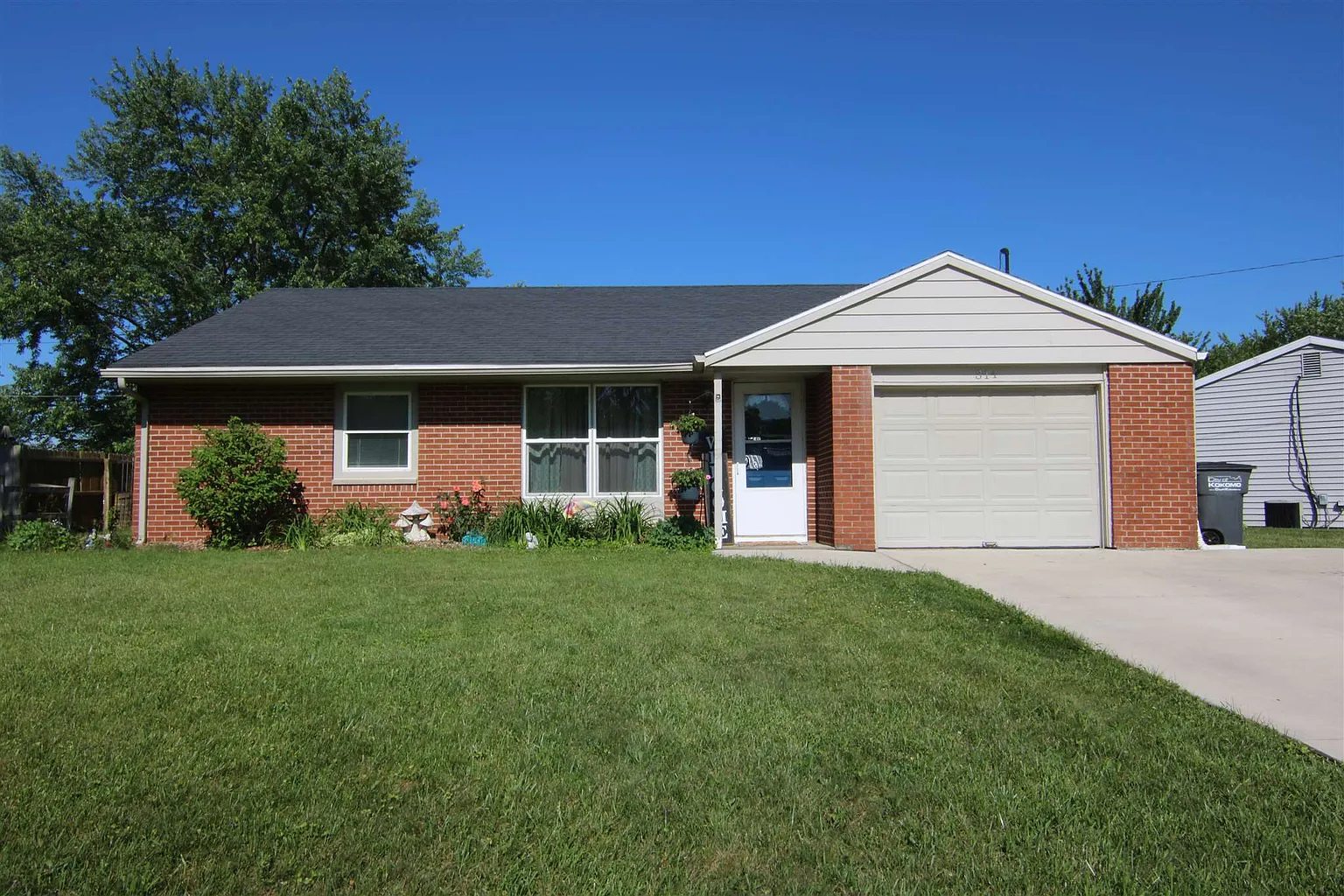 314 Devonshire Dr photo 1
