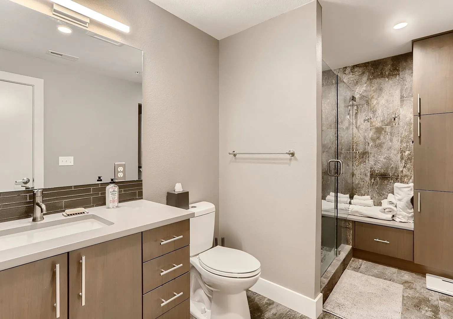 Modern 1 BDR Condo in Holiday Neighborhood — Photo 3