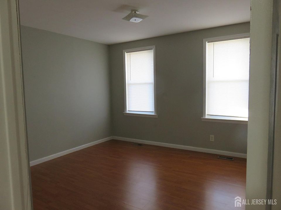 2nd Floor bedroom with closet