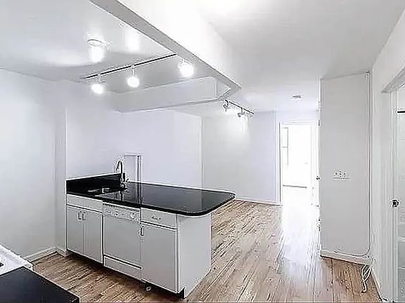 4th image of 190 E 7th St APT 402