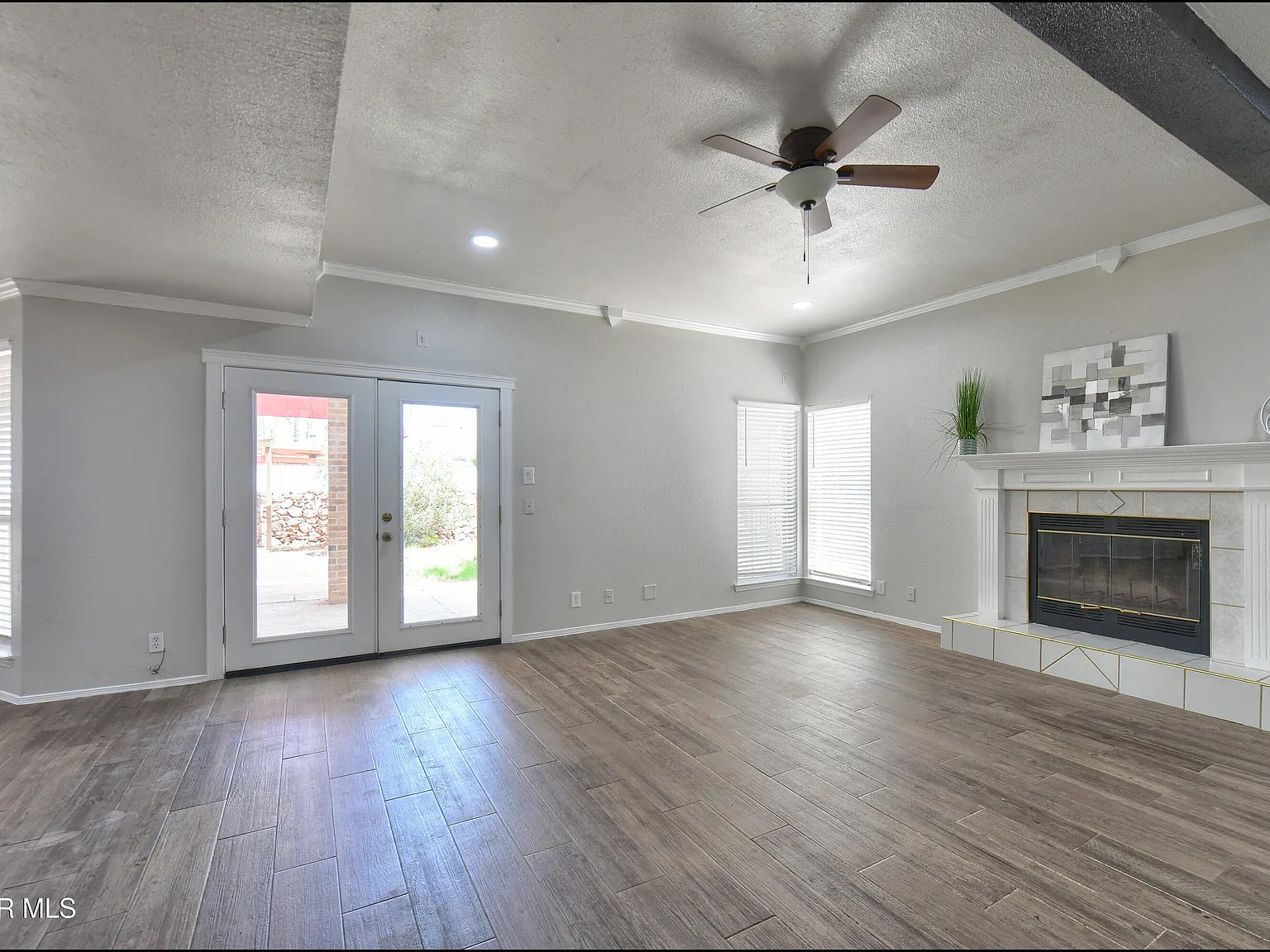 4 bed, 4.0 bath, 2743 sqft, $2,200 — Photo 2