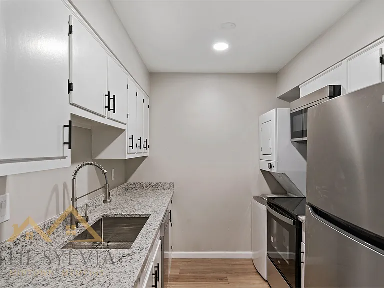 Gorgeous Renovated 1 & 2 Bedroom Apartment @ 1512 Court — Photo 18
