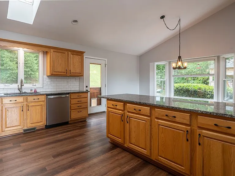 15 Tiffany Ln — Photo 8