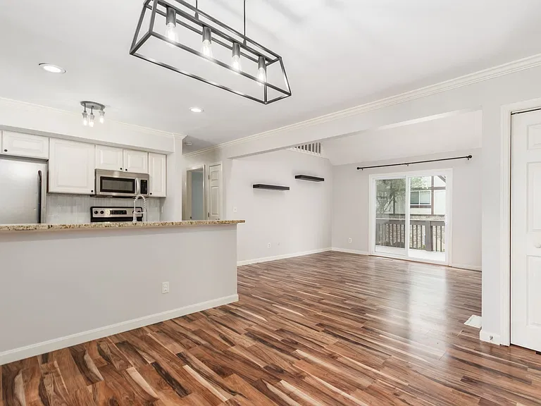 1589 Arlington Ave — Photo 4