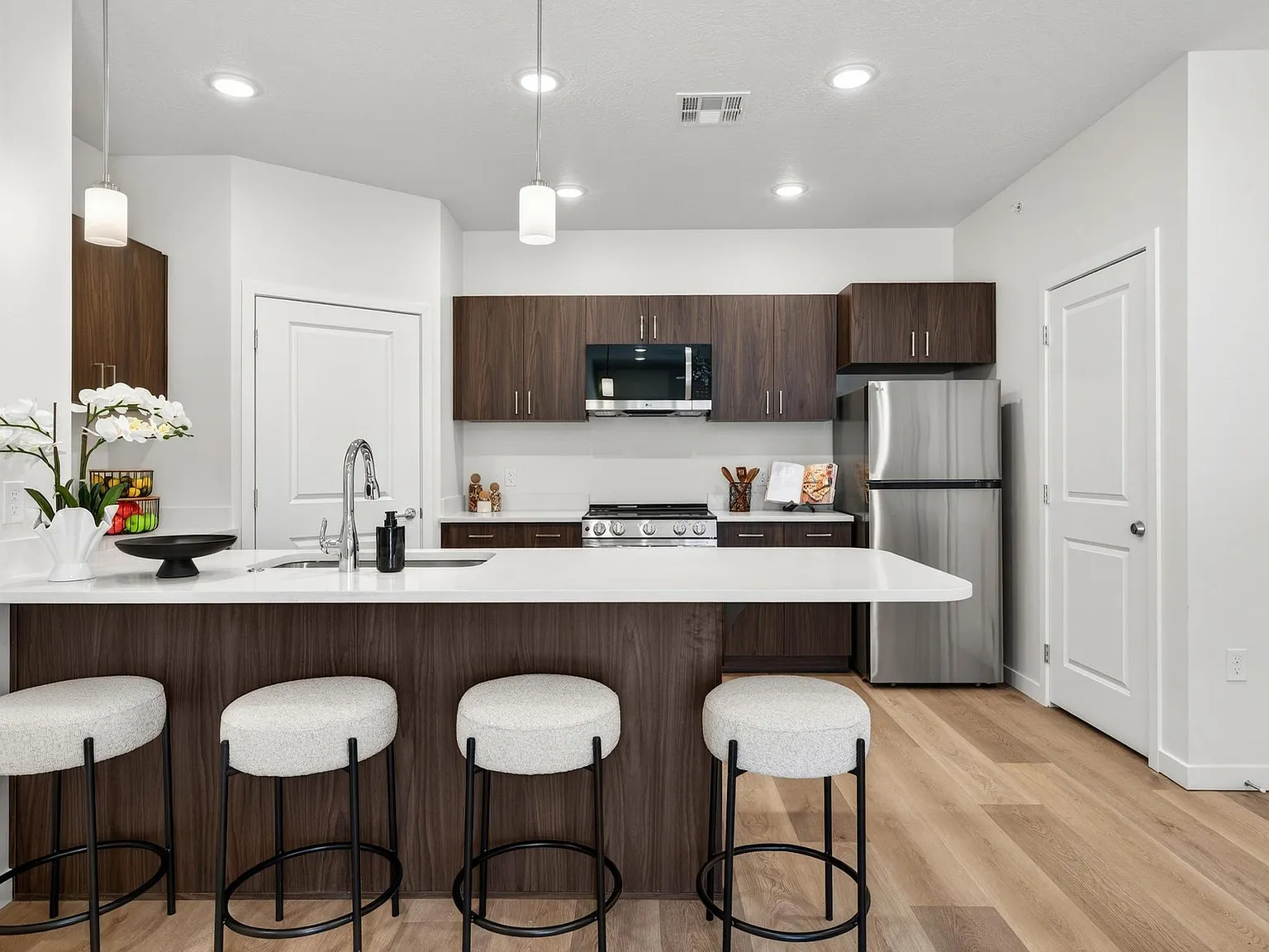 983 W State St — Photo 3