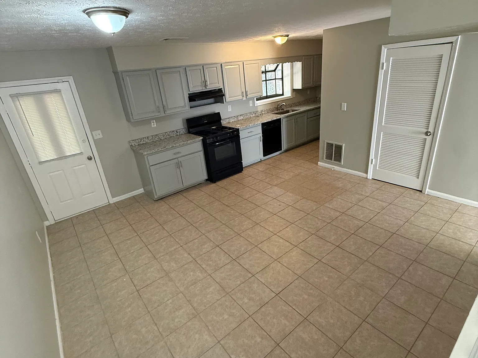 3 bed, 1600 sqft, $1,725 — Photo 3
