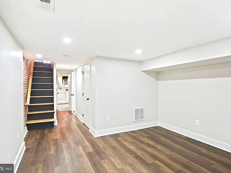 1327 W 42nd St — Photo 16