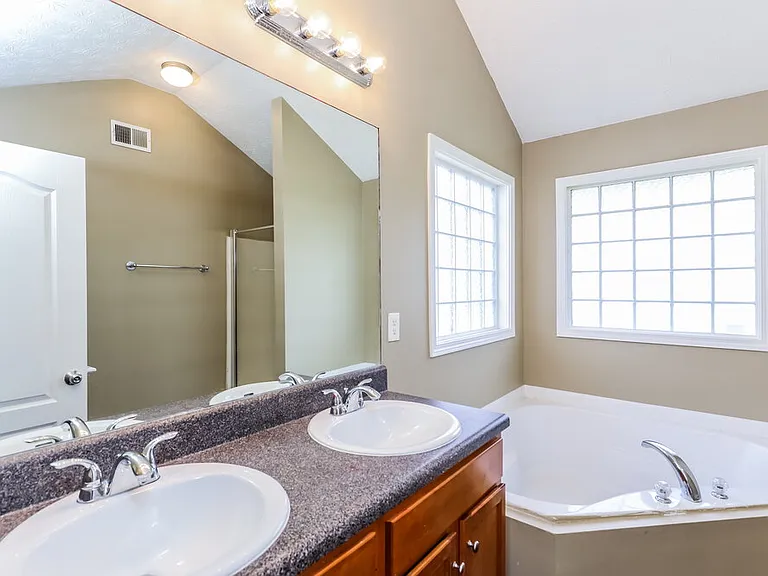 210 Greenland Dr — Photo 11