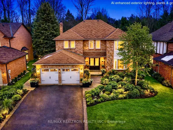 10 McClenny Dr, Aurora, ON L4G 5P9