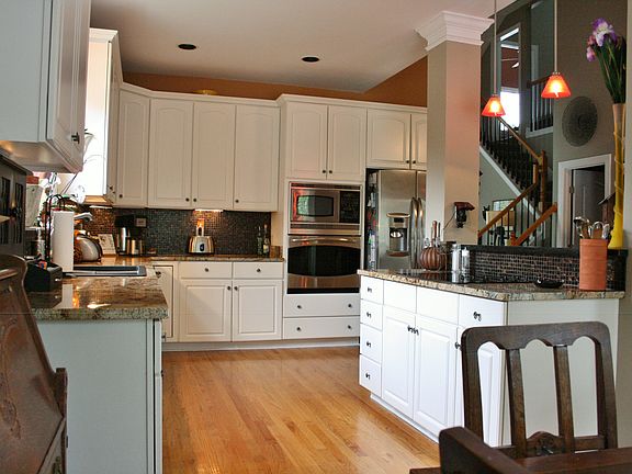 Updated Kitchen w/ exotic granite & stainless appl.