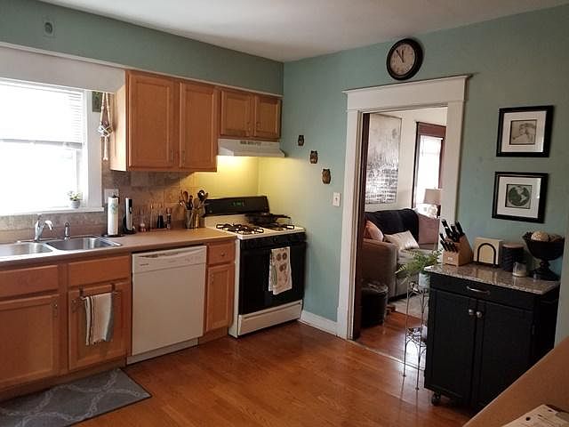 1st image of 847 Crescent St NE