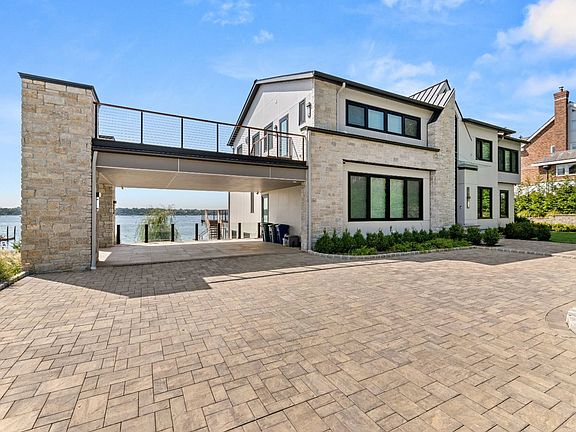 2nd image of 4 Shore Cliff Pl