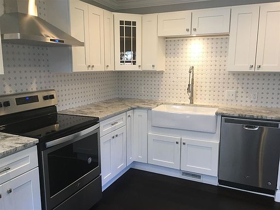 3rd image of 24 Glen Eagle Pl