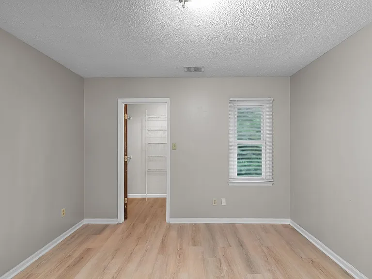 126 Windsor Ct — Photo 17