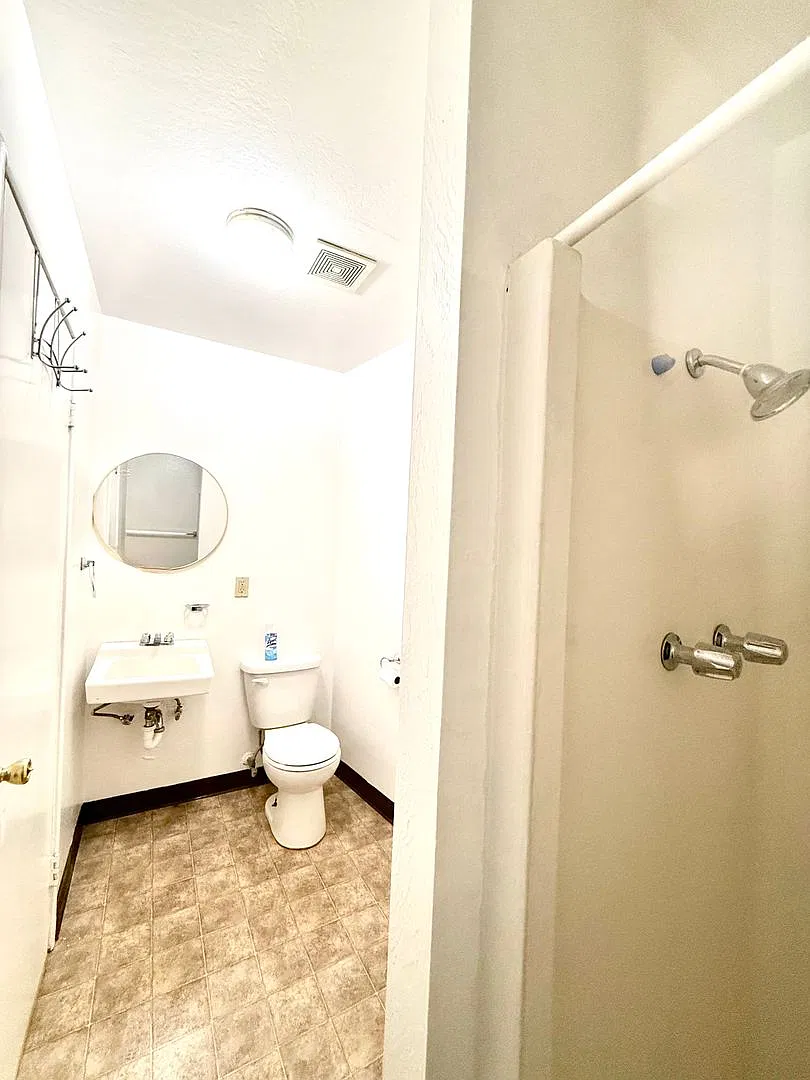 Handy Dandy Location! Water/Sewer and garbage Included! — Photo 4