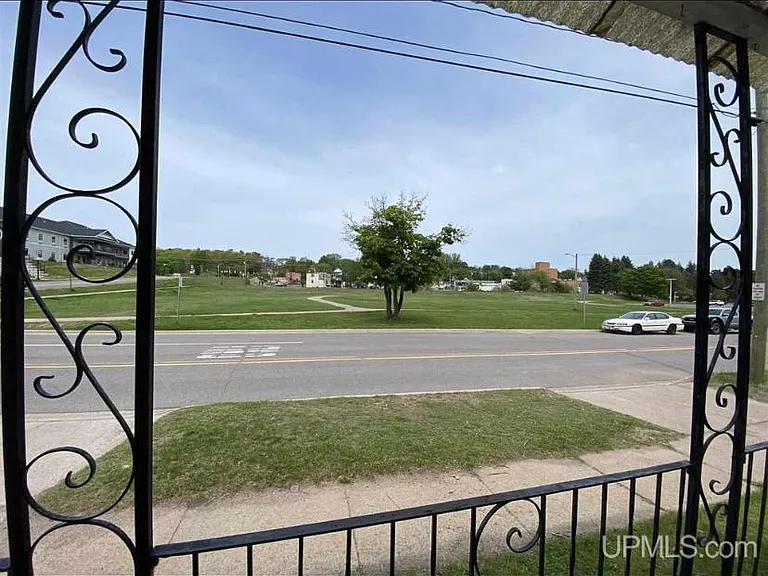 535 W Spring St — Photo 2