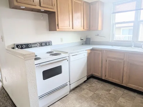 Coventry 1708, 1708 E 24th Ave APT 6, Hutchinson, KS 67502