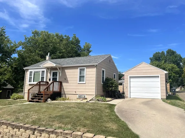 908 E Erskine St, Pierre, SD 57501