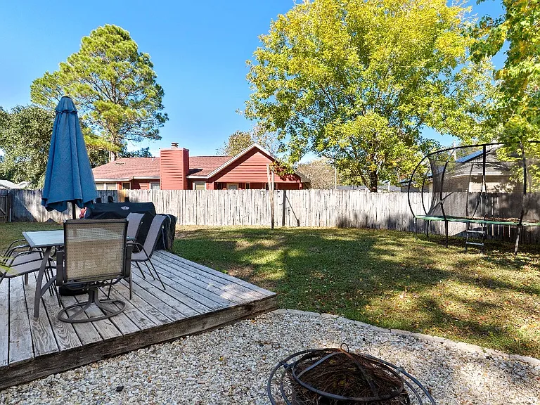 206 Seville Cir — Photo 24