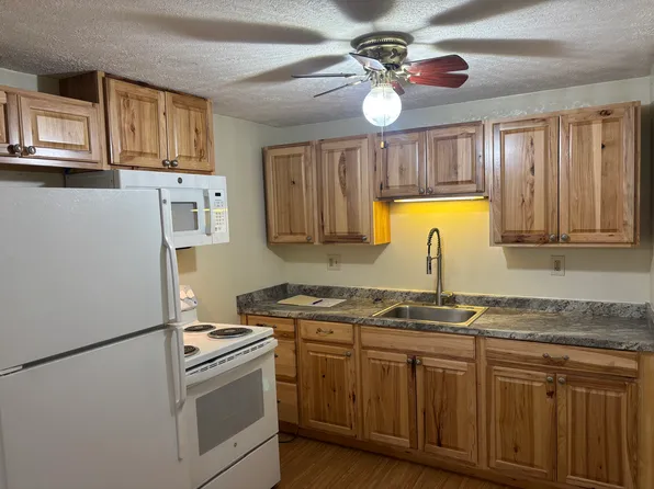 100 Strawberry Ave #4, Lewiston, ME 04240