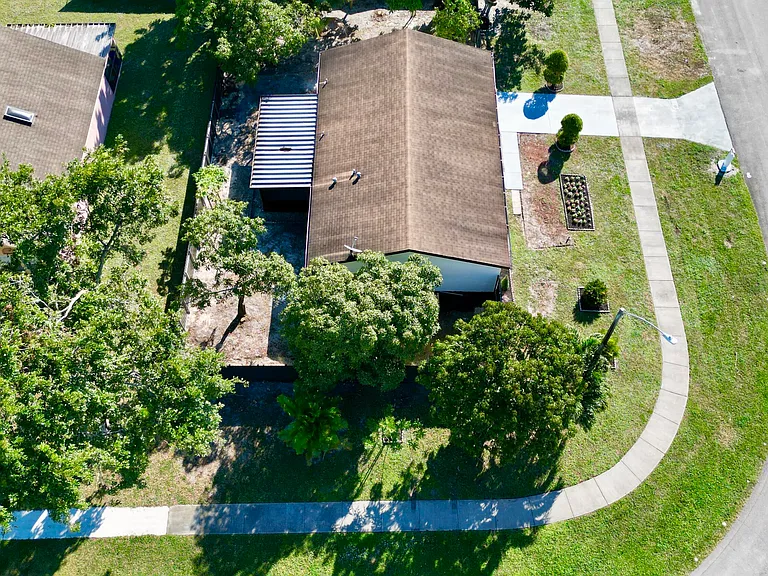 1049 Grandview Cir — Photo 34
