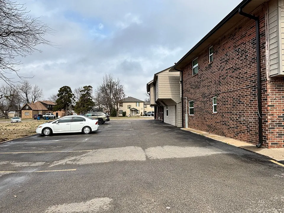 320 E Edwards St #6