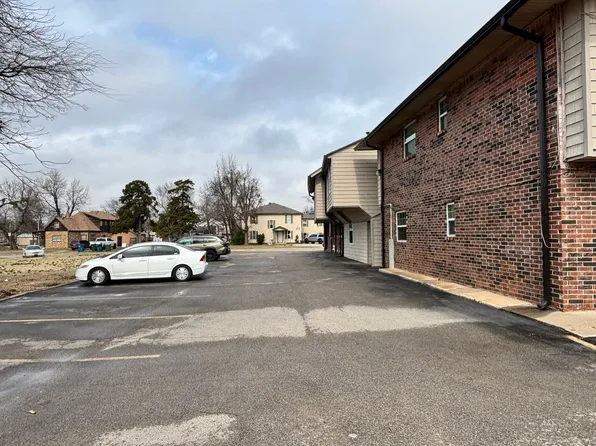 2 bedroom, 1 bathroom apartment in Edmond, OK with central heat and air