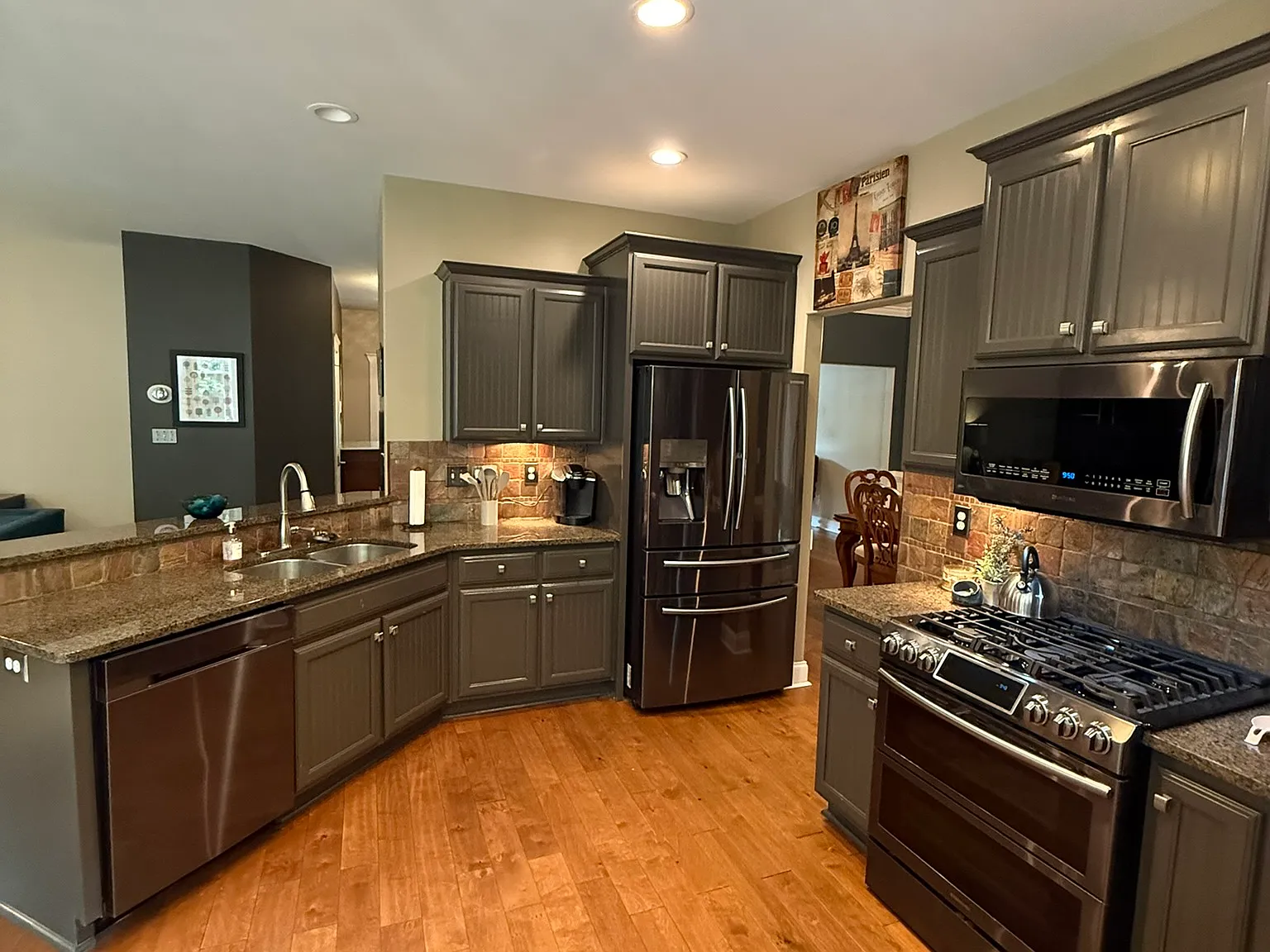 4 bed, 2.5 bath, 2360 sqft, $3,700 — Photo 4