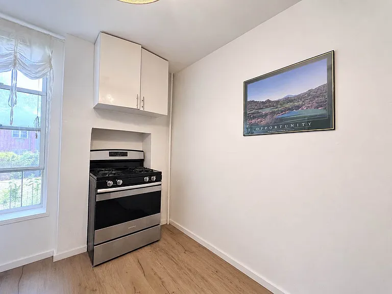 915 Gates Ave #1 — Photo 3