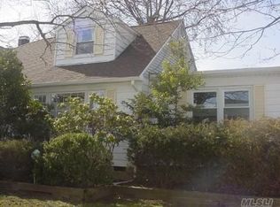 83 Madison Ave, Island Park, NY 11558