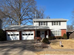 2706 Ridgewood Ave, Davenport, IA 52803