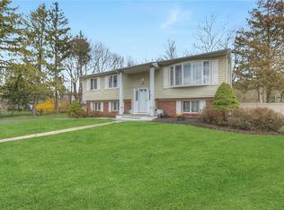 28 Surrey Ct, Pearl River, NY 10965