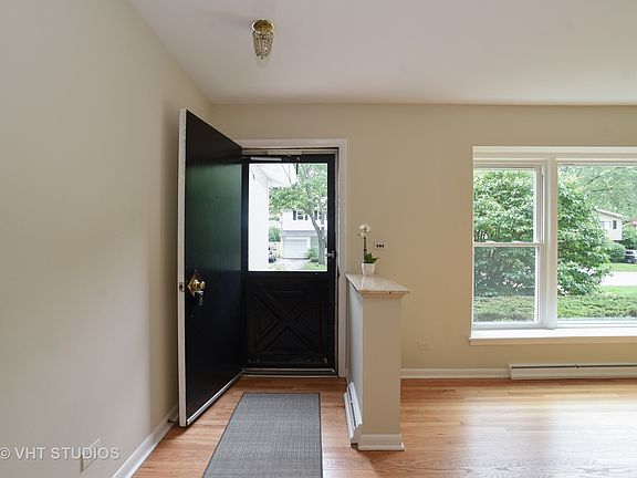 2nd image of 909 Castlewood Ln