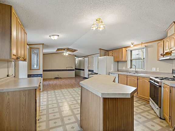 3rd image of 61 Ellen Dr