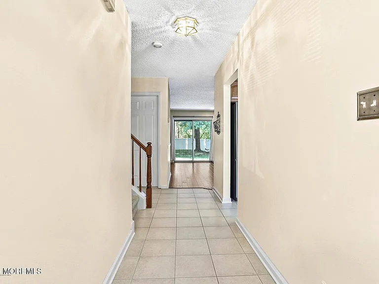 7 Stuart Dr #3 — Photo 4