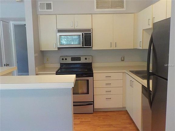 3rd image of 375 Lakepointe 202 Dr