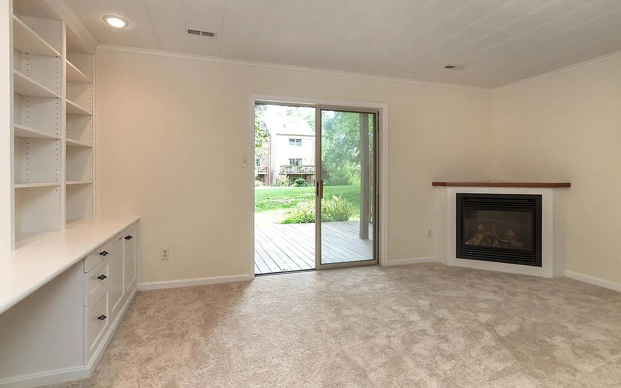 4 bed, 2.5 bath, 2040 sqft, $4,000 — Photo 3