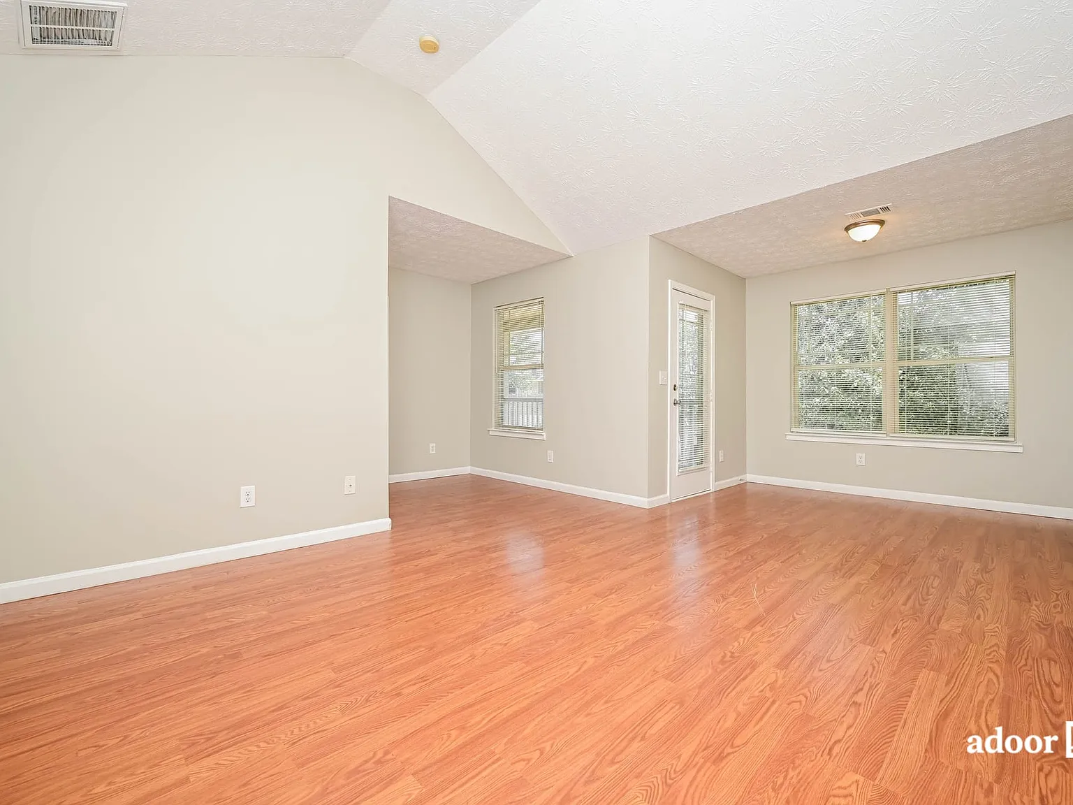 3 bed, 2.5 bath, 1640 sqft, $1,845 — Photo 4