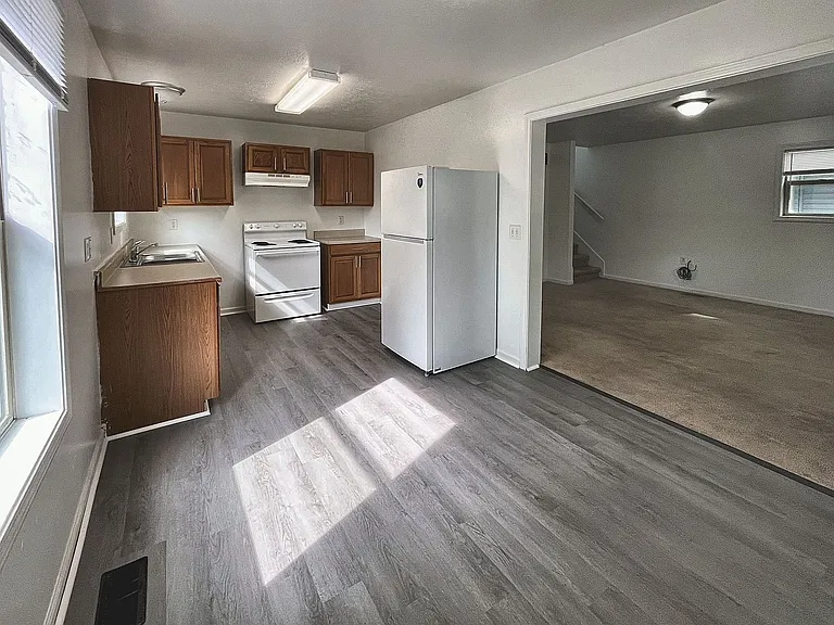 18 E Grand Ave — Photo 7
