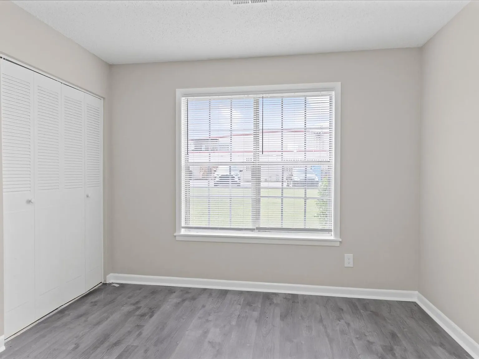 Chateau Apartments — Photo 4