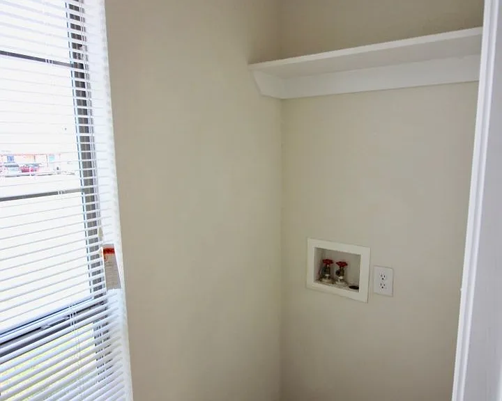 112-114 Collett Ct — Photo 7